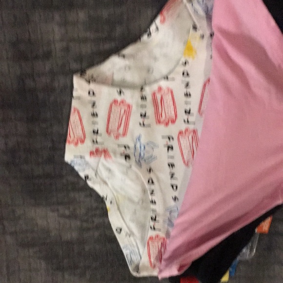 Friends 4 pack of briefs NWOT - Picture 3 of 7